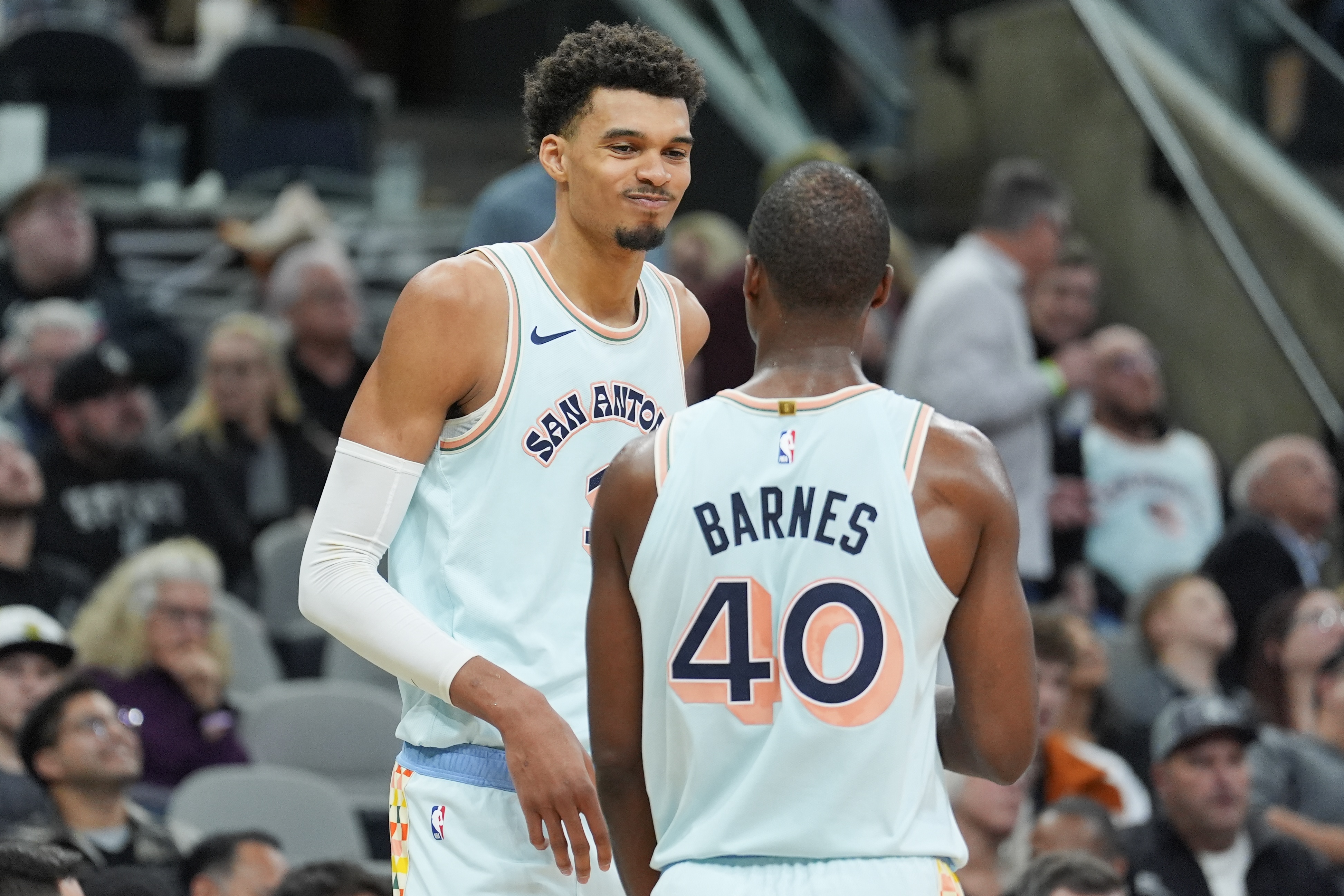 世界杯直播客户端下载-文班亚马：哈里森·巴恩斯非常靠谱 他在场上总是无可挑剔