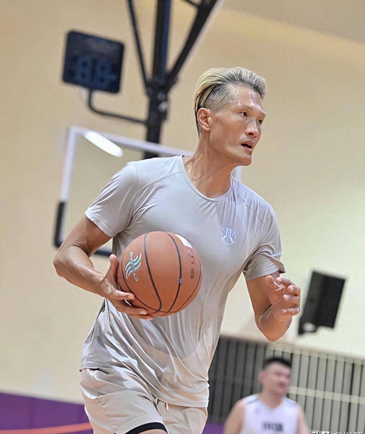 世界杯直播客户端下载-季乐：退役后竟然当交警，曾拿3次CBA总冠军，妻子是宏远啦啦队长